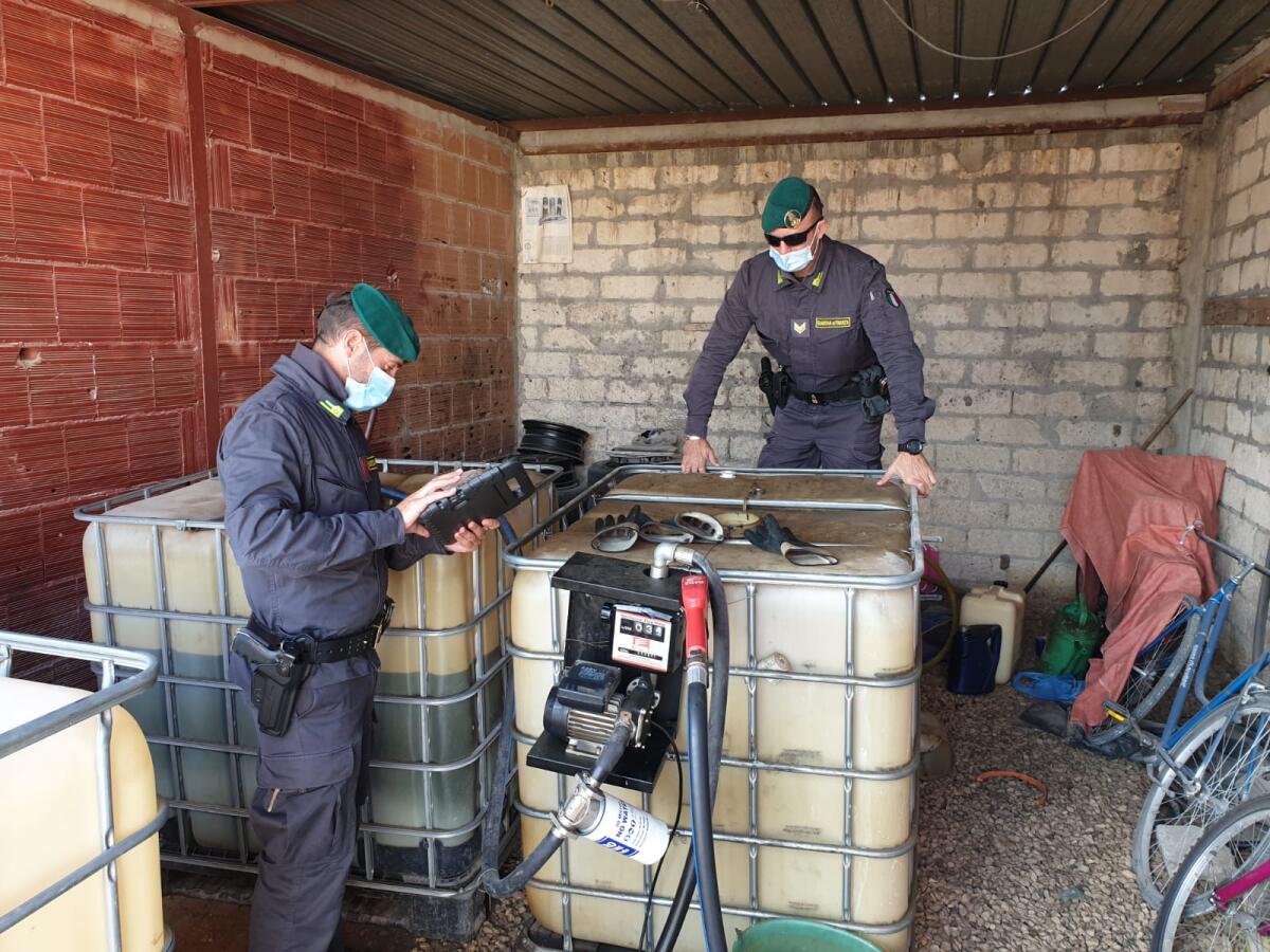 Sequestrato impianto abusivo di carburante, denunciato il titolare di un autoparco a Cerignola - 