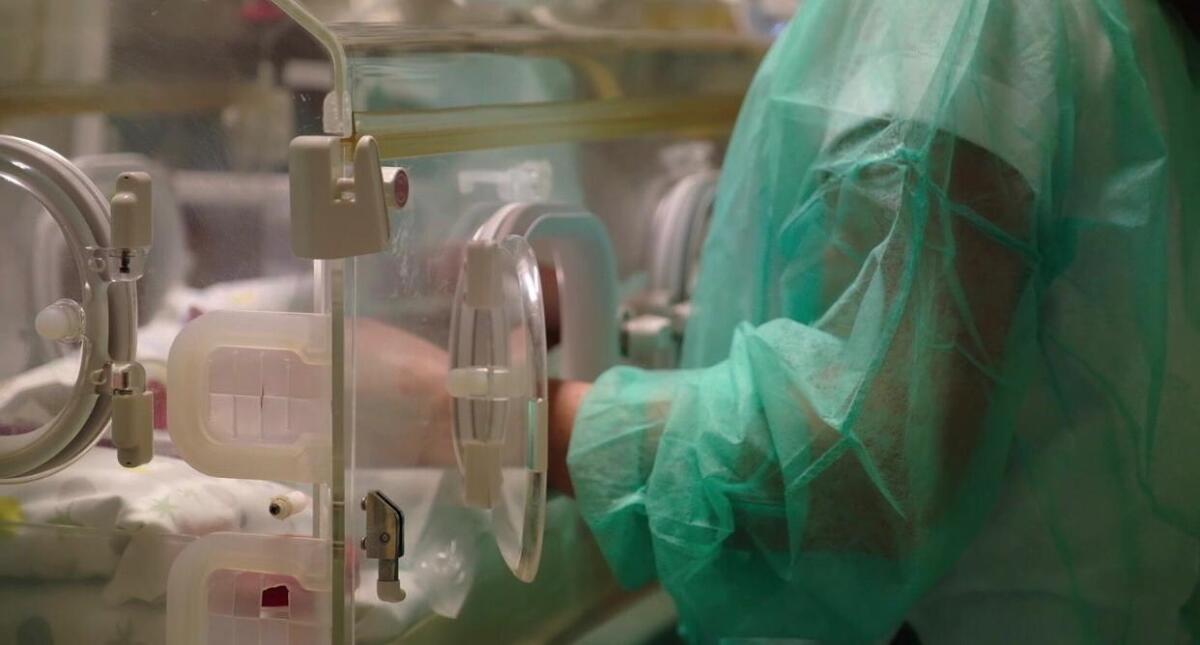 Positiva al Covid partorisce al Riuniti di Foggia: dopo l'isolamento finalmente può abbracciare il piccolo - 