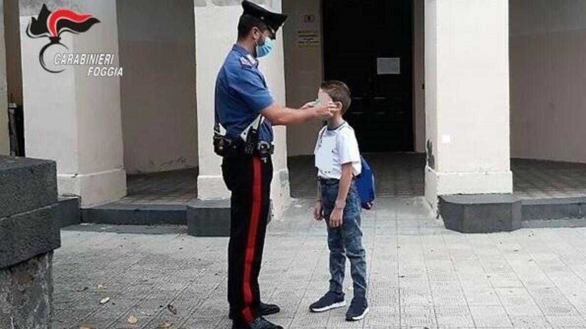 Foggia, controlli anti-Covid davanti alle scuole - 