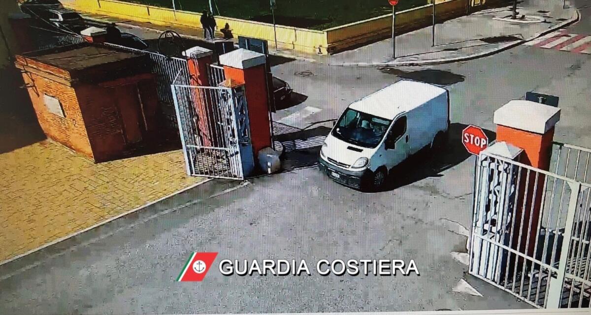 Abbandona rifiuti speciali e ingombranti nel Porto commerciale di Manfredonia: sanzionato - 