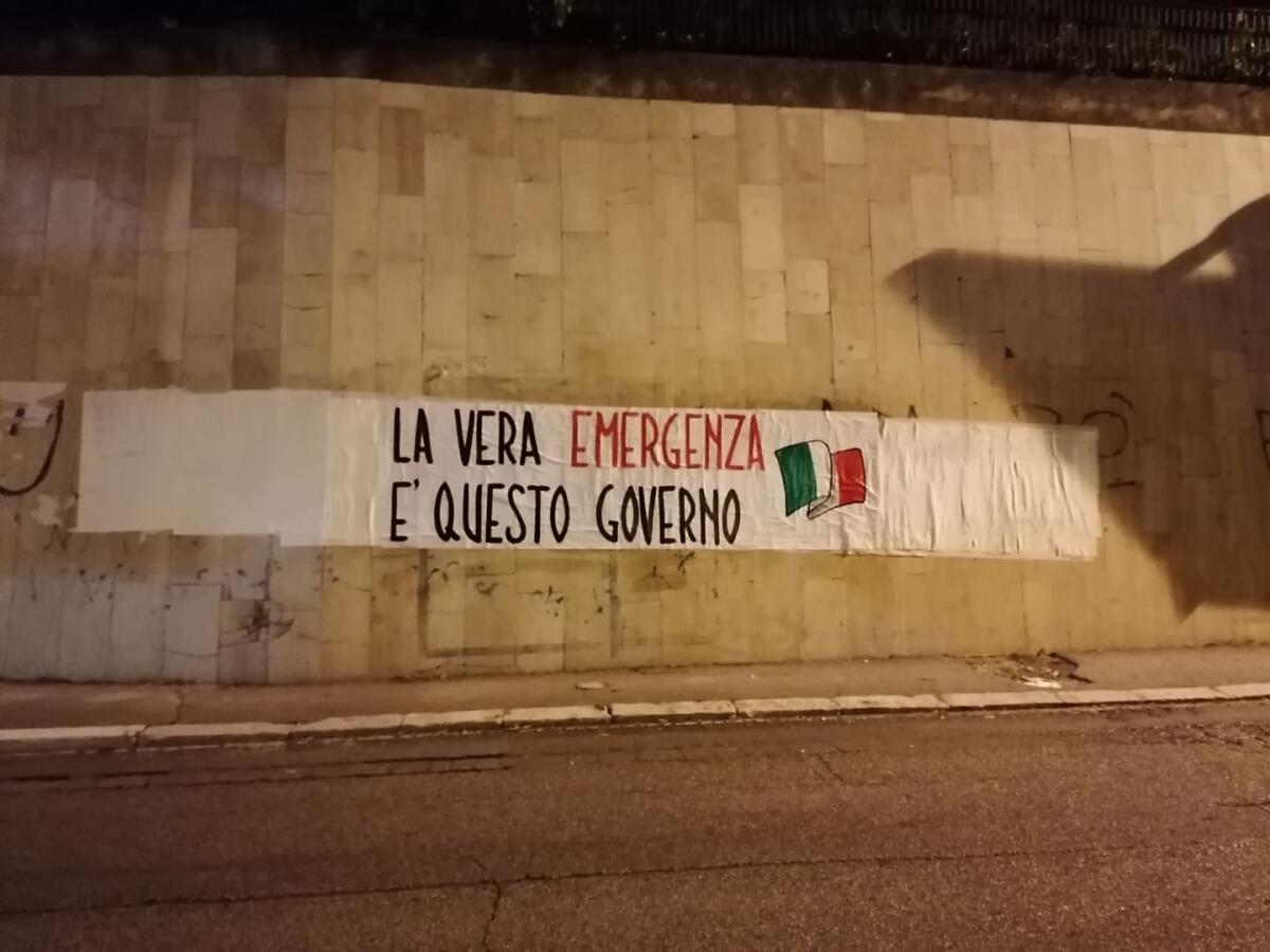 Striscioni contro il nuovo Dpcm di ottobre: "La vera emergenza è questo governo" - 
