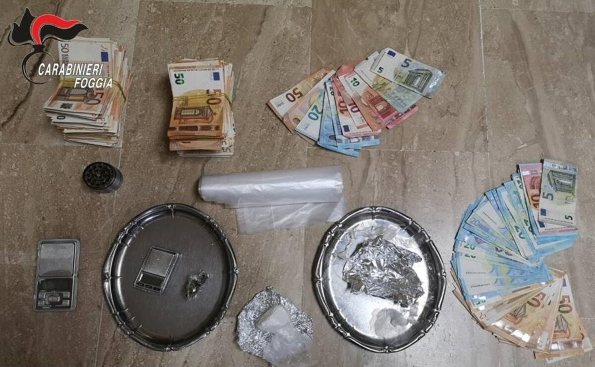 Casalinga spacciatrice, nascondeva in casa droga e 68mila euro: arrestata 41enne - 