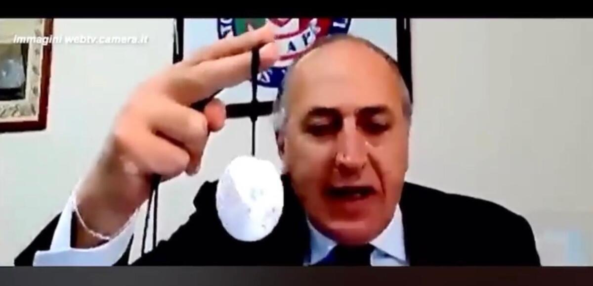 Ciondolo anti-Covid, presidente di "InnovaPuglia" nella bufera: il video diventa virale - 
