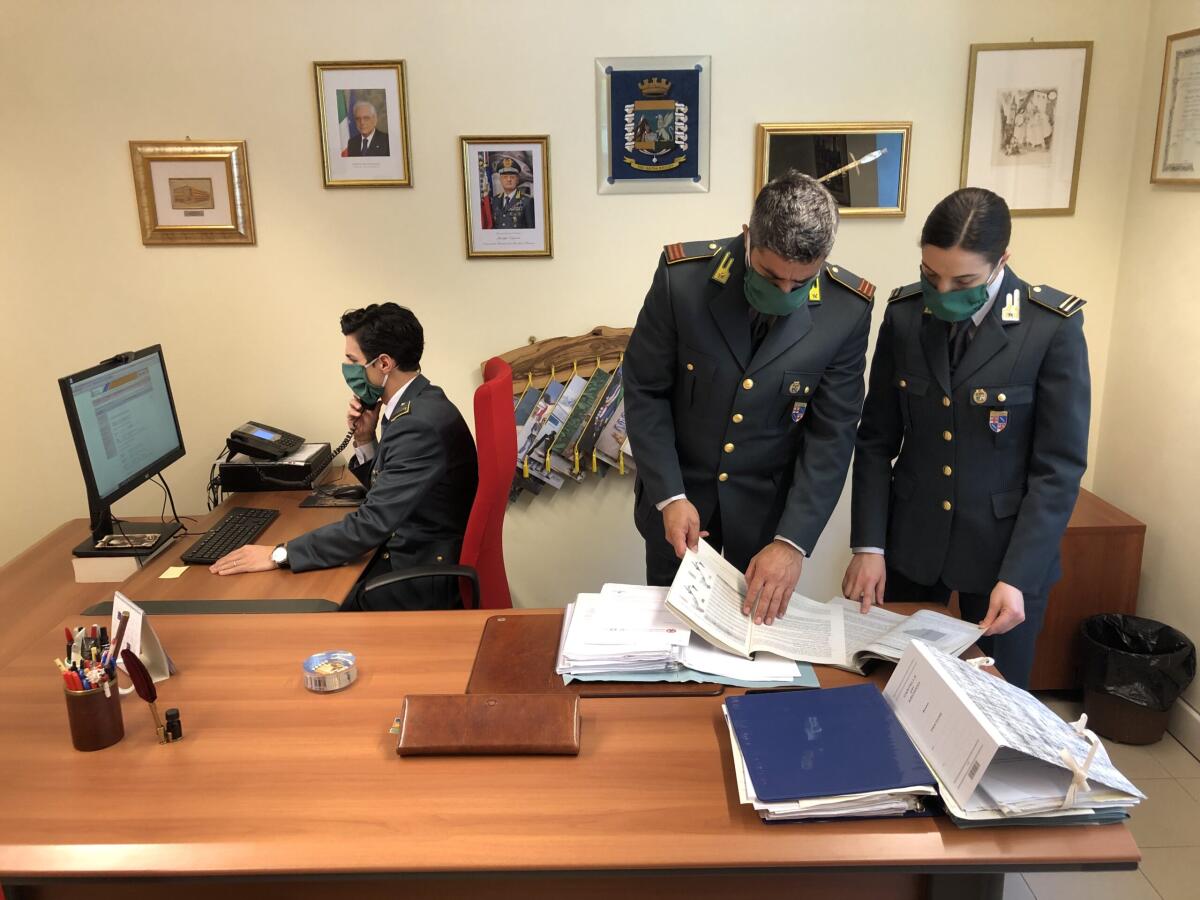 Documenti contraffatti per simulare compravendita di auto: guai per un professionista del Foggiano - 