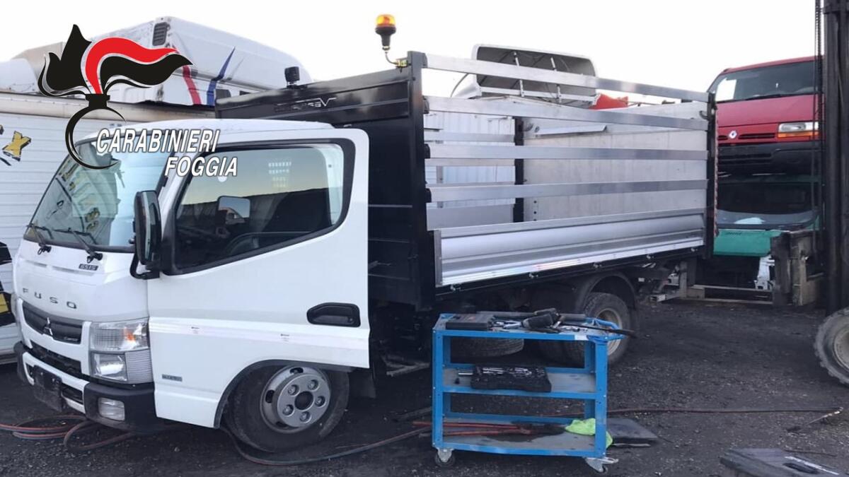 Sorpresi a smontare un autocarro: in manette due cerignolani - 