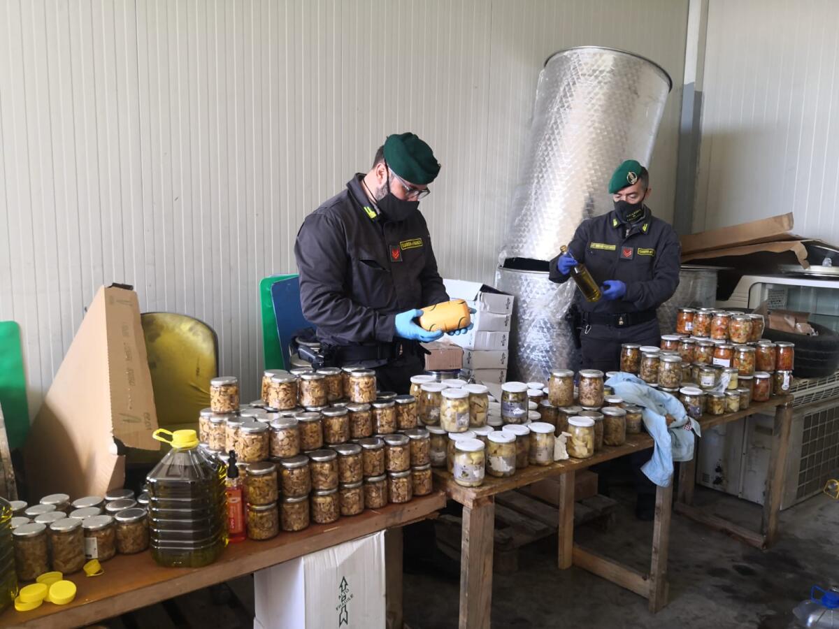 Scoperto laboratorio alimentare abusivo: olio adulterato spacciato per "extravergine di oliva" - 