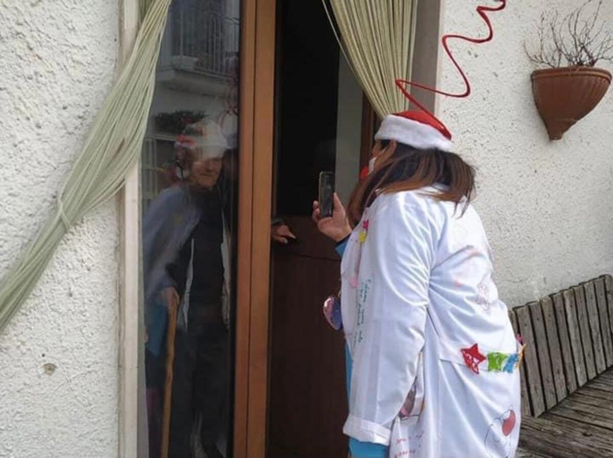 Cesti pieni di regali e tanta allegria per i nonni di Celle di San Vito: la bella iniziativa dei clown dottori - 