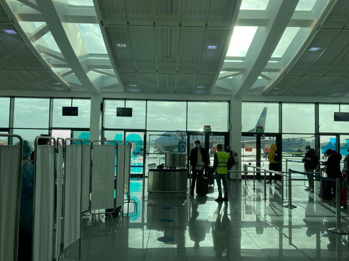 Puglia, arrivi dalla Gran Bretagna: al via i tamponi in aeroporto. Lopalco: "Ad oggi nessun nuovo caso positivo" - 