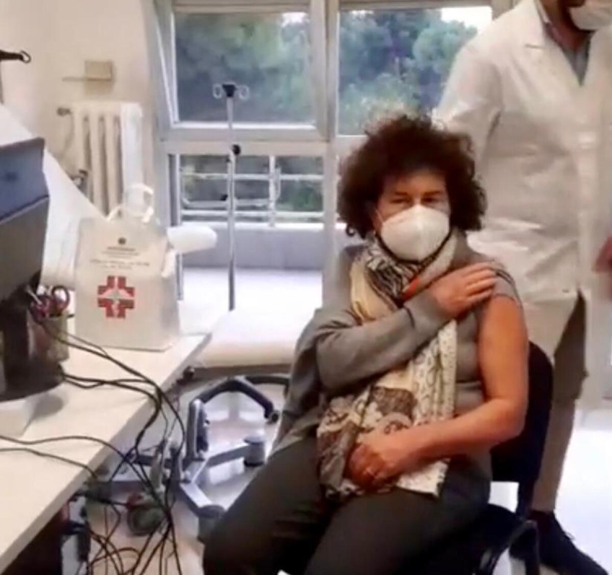 V-Day, la direttrice dell’UOC di Malattie Infettive Santantonio è la prima vaccinata a Foggia - 