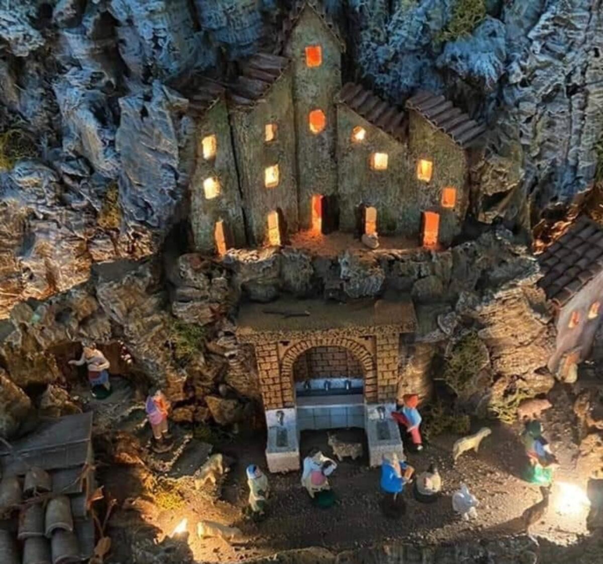 La storica e caratteristica Fontana Muta di Alberona nel presepe degli artisti napoletani - Foto pubblicata su Facebook dal sindaco Leonardo De Matthaeis
