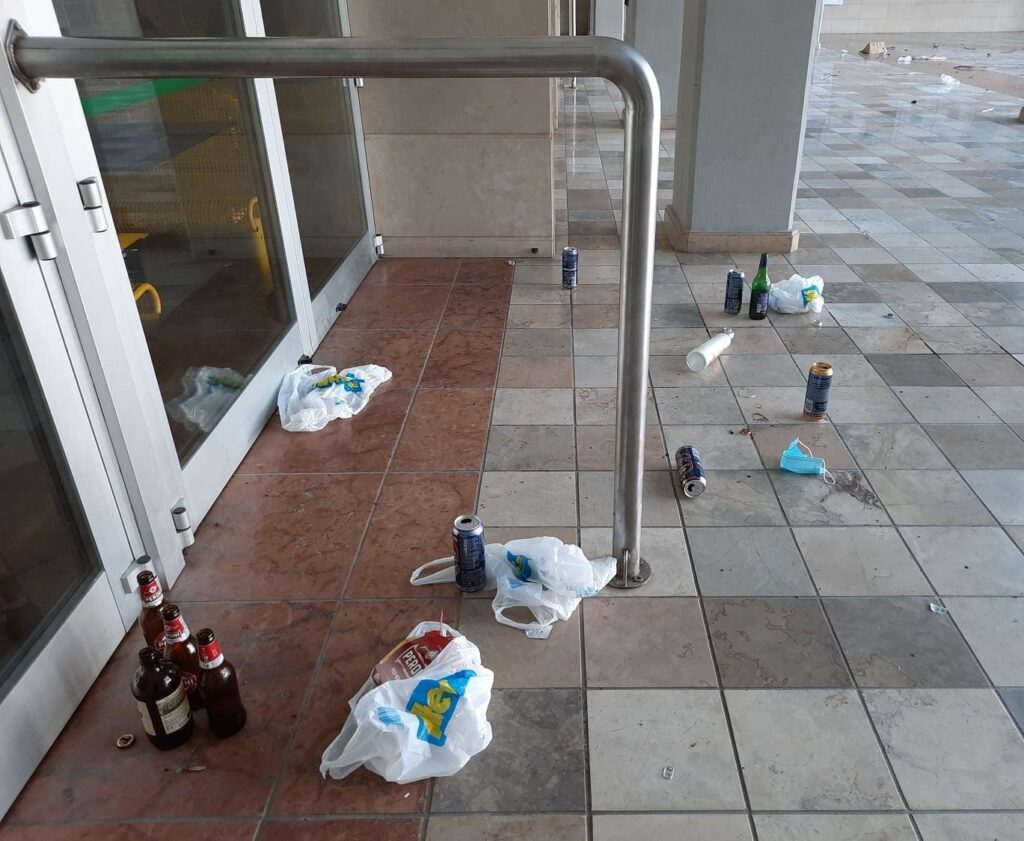 Foggia, vandali sporcano e danneggiano La Città del Cinema: le foto