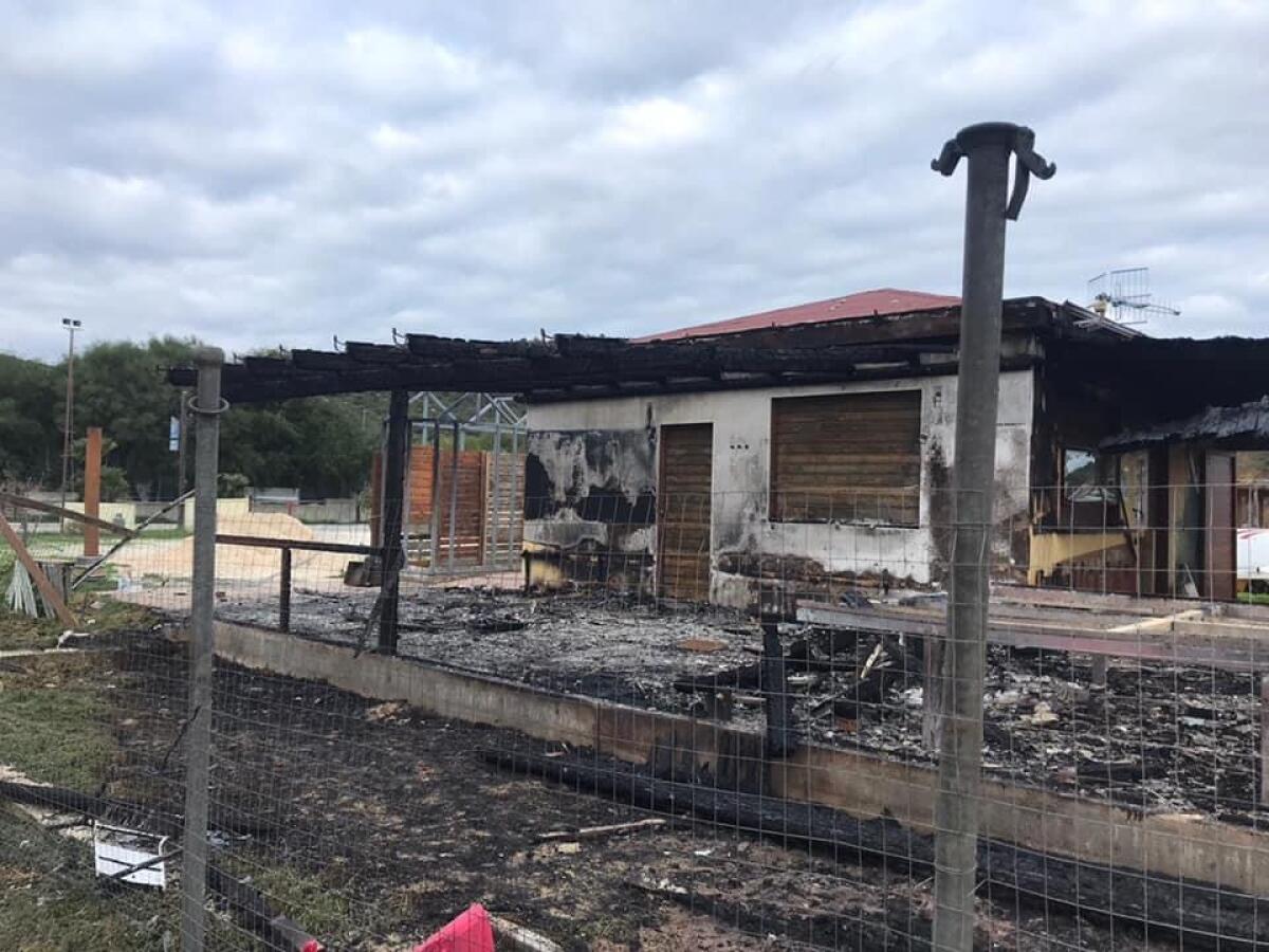 Incendio al lido "Ultima Spiaggia", lo staff: "La nostra positività non andrà in fumo" - 