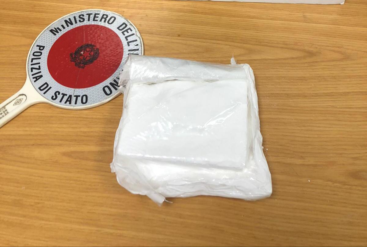 Foggia, arrestato spacciatore 54enne: nel borsello aveva oltre 10mila euro - 