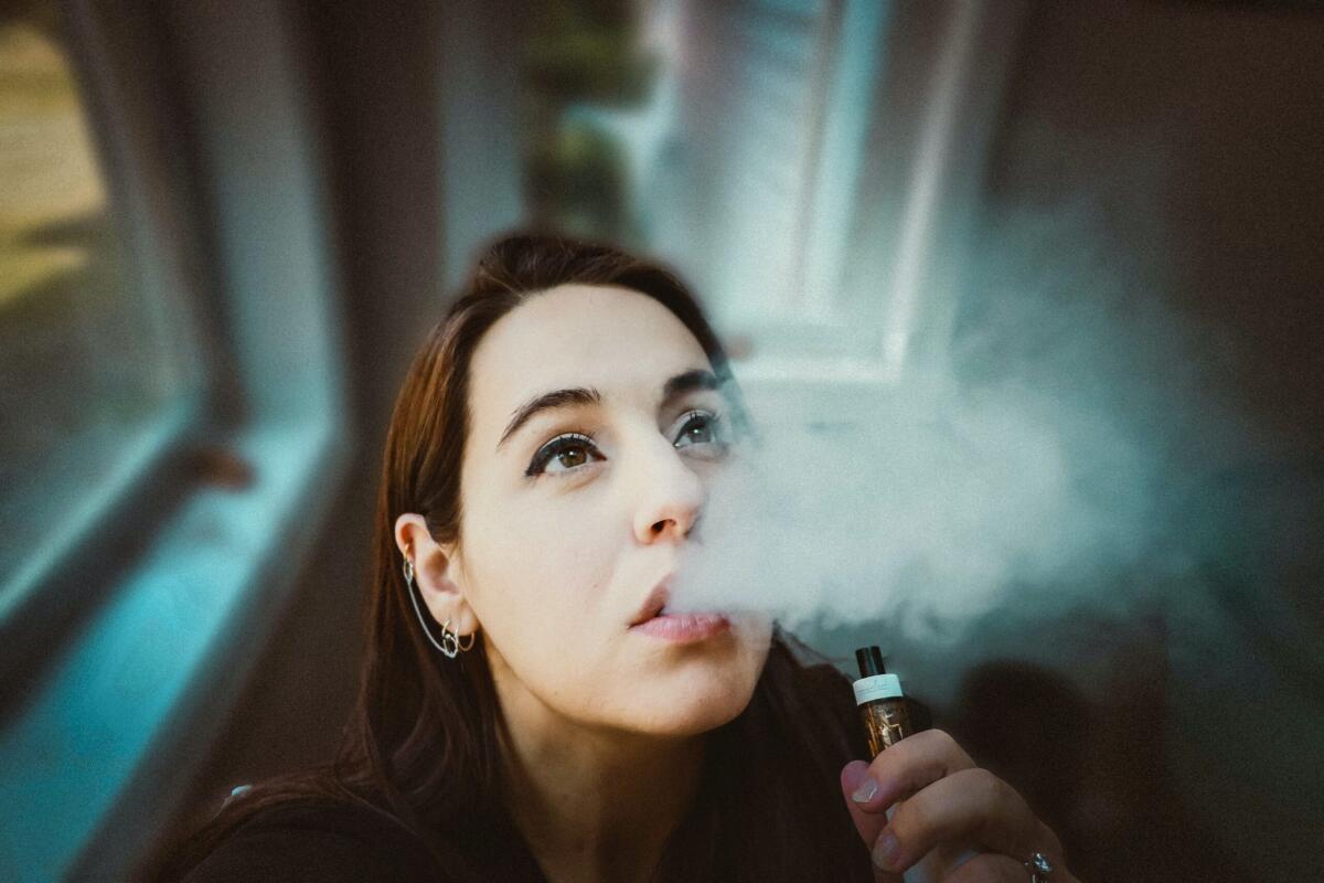 Il vaping dovrebbe essere permesso negli ambienti d'ufficio? - Credits: https://cbdoracle.com/