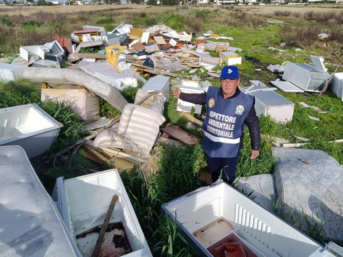 Ippocampo Lido nuova discarica a cielo aperto: elettrodomestici fuori uso, materassi e rifiuti di ogni genere - 