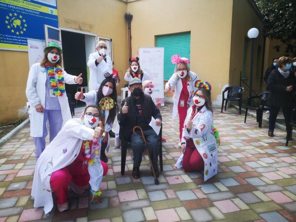 Ischitella, nonno Domenico a 104 anni si vaccina contro il Covid accompagnato dai clown dottori - 
