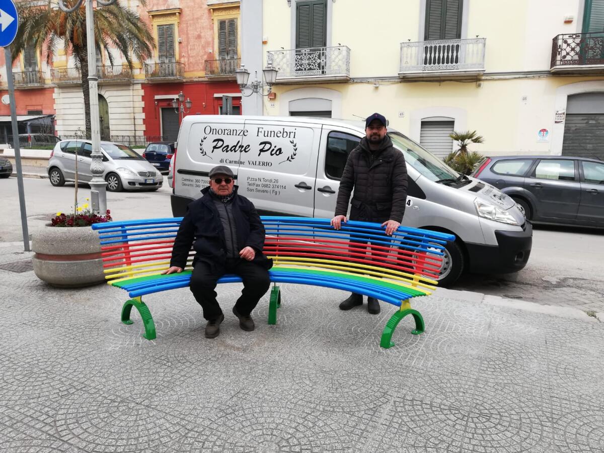 San Severo, una panchina arcobaleno donata da padre e figlio che operano nelle pompe funebri: "Un nuovo inizio per la città" - 