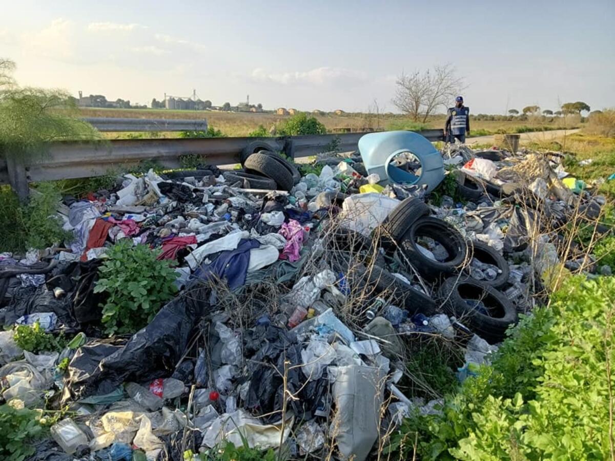 Cimitero di rifiuti sulla strada provinciale 69 nei pressi di Borgo Tre Santi - 
