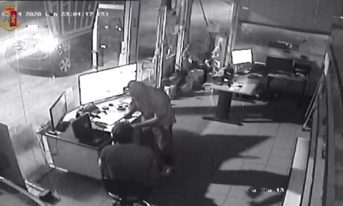 Foggia, arrestato rapinatore seriale: in due mesi aveva messo a segno cinque colpi ai danni di esercizi commerciali - 