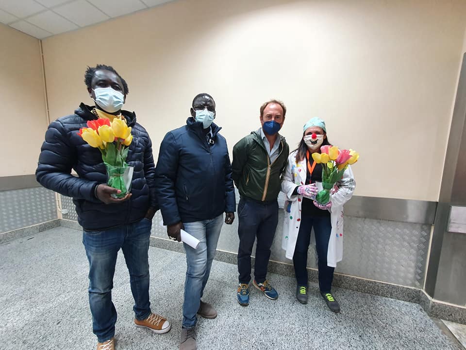 Foggia, tulipani donati stamattina ai reparti Covid del Policlinico Riuniti dal contadino Giuseppe Savino (Foto)