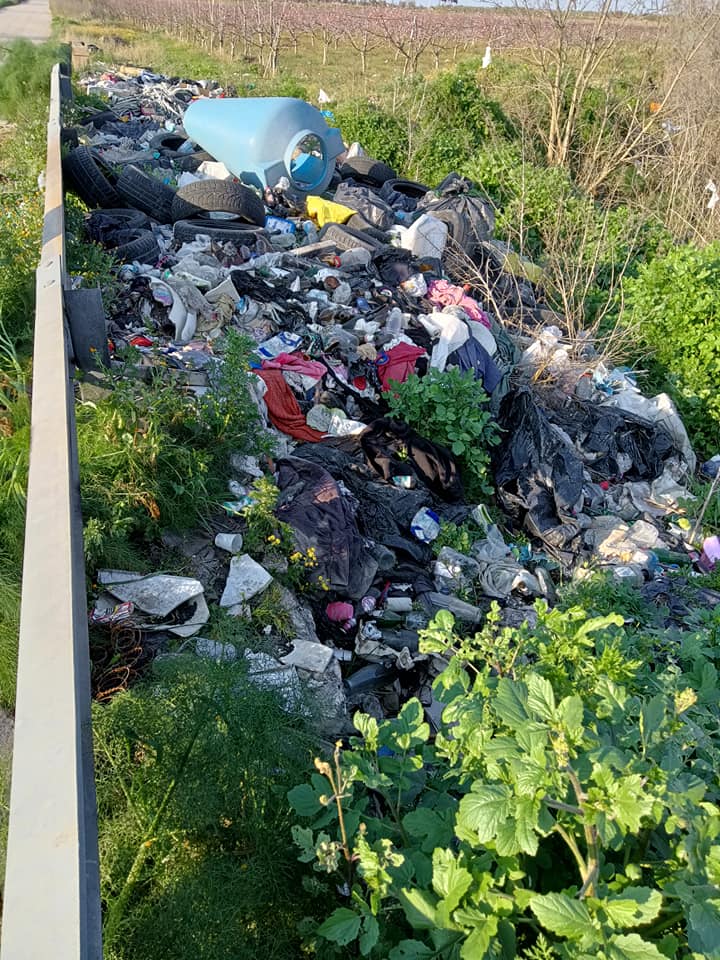 Cimitero di rifiuti sulla strada provinciale 69 nei pressi di Borgo Tre Santi