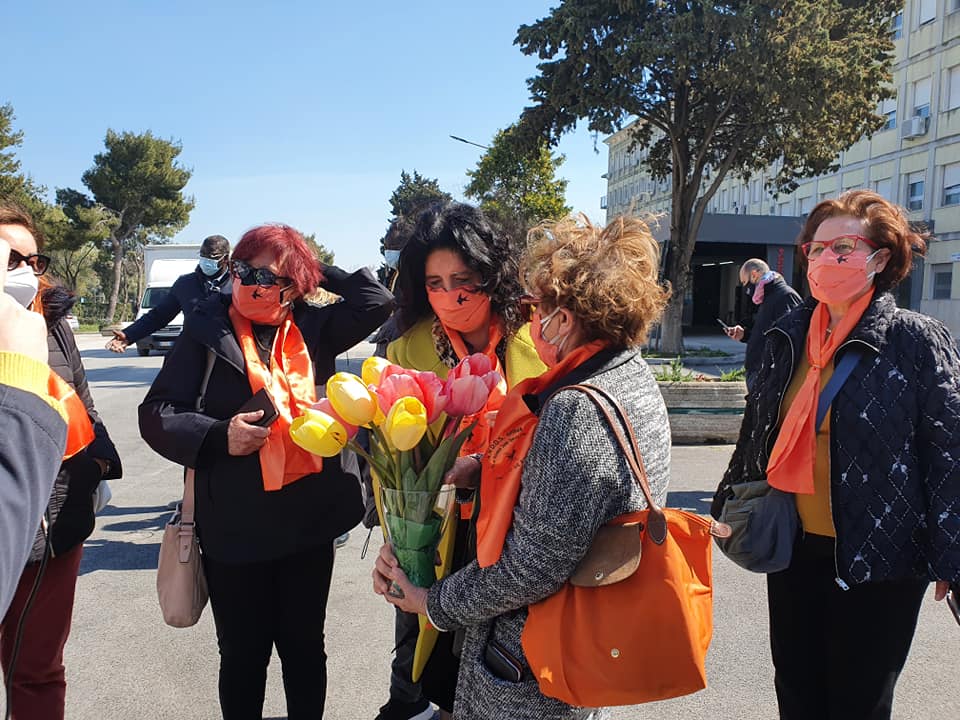 Foggia, tulipani donati stamattina ai reparti Covid del Policlinico Riuniti dal contadino Giuseppe Savino (Foto)