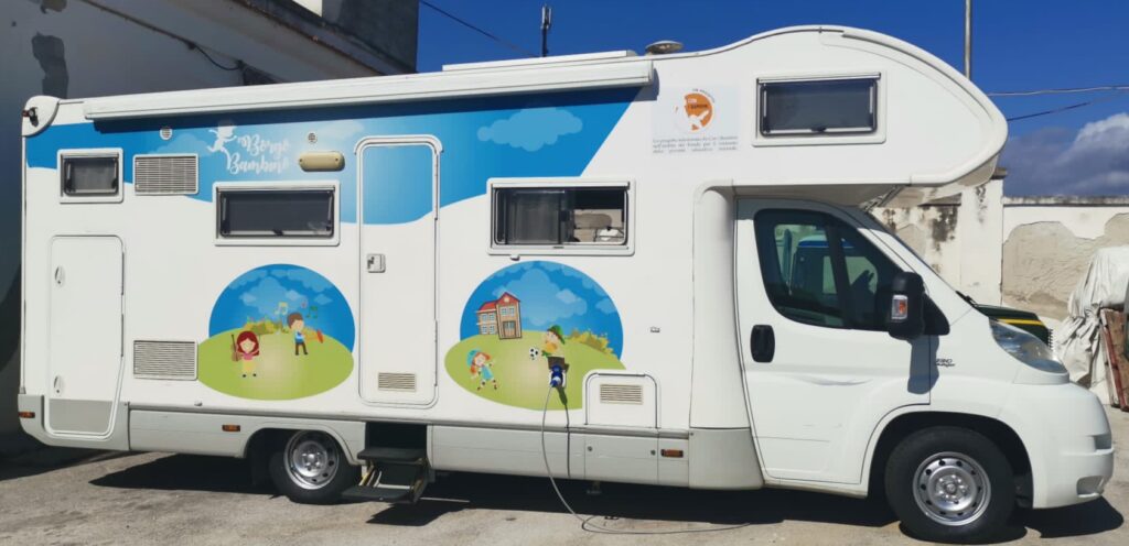 Con Borgo Bambino la scuola si fa in camper: musicoterapia e attività ludiche per i bambini disabili