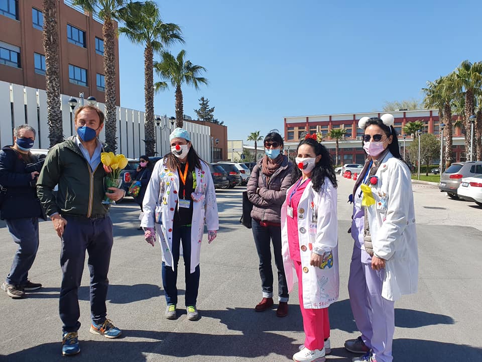 Foggia, tulipani donati stamattina ai reparti Covid del Policlinico Riuniti dal contadino Giuseppe Savino (Foto)