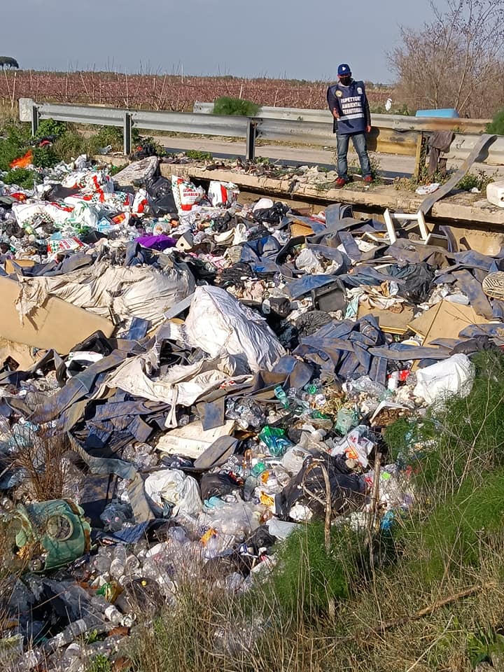 Cimitero di rifiuti sulla strada provinciale 69 nei pressi di Borgo Tre Santi
