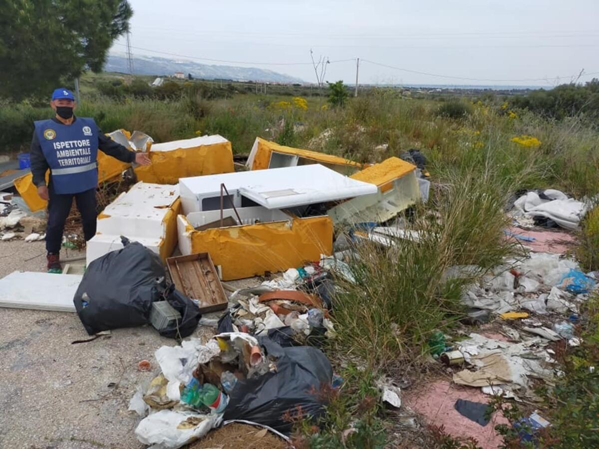 Manfredonia, scoperta ennesima discarica a cielo aperto su una strada nella zona industriale - 