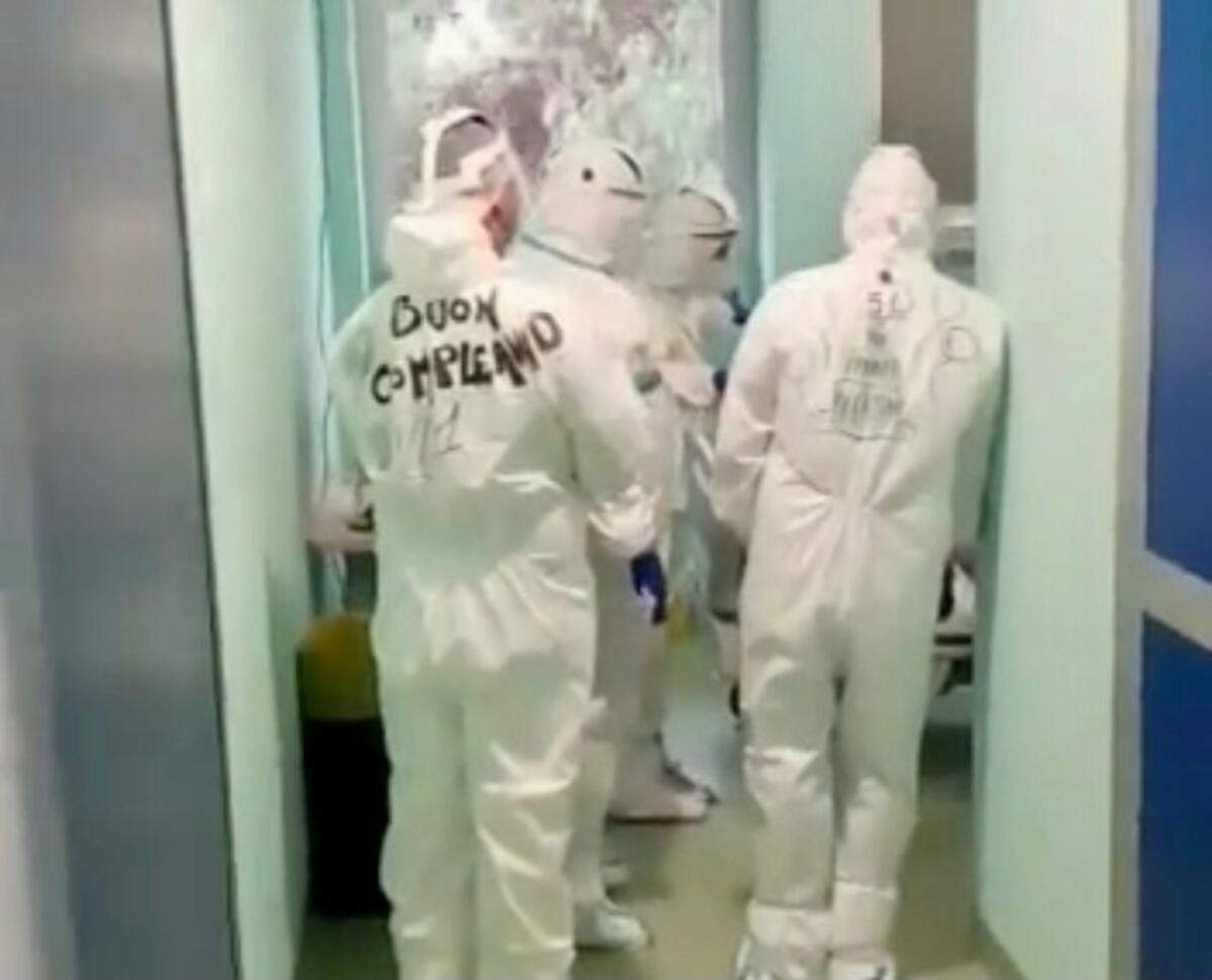"Buon compleanno": la sorpresa degli operatori al paziente Covid ricoverato al Riuniti di Foggia - 