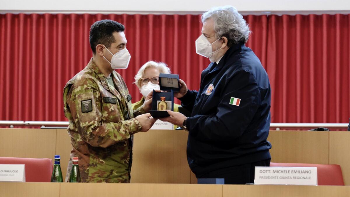 Generale Figliuolo in Puglia, Emiliano gli dona la Santa Manna di San Nicola - 