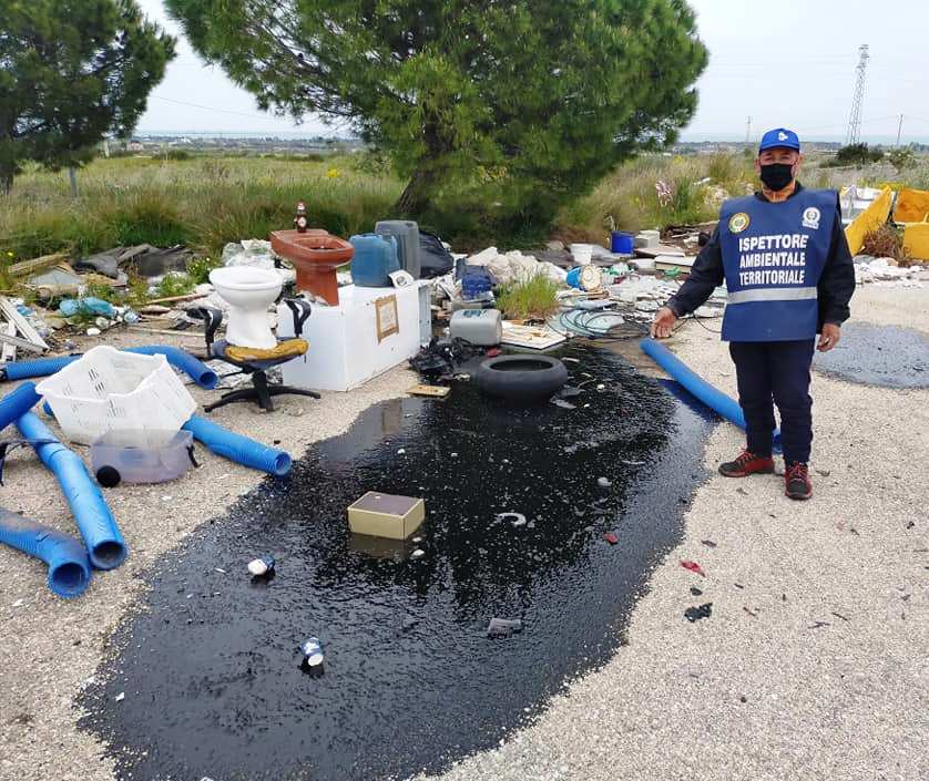 Manfredonia, scoperta ennesima discarica a cielo aperto su una strada nella zona industriale