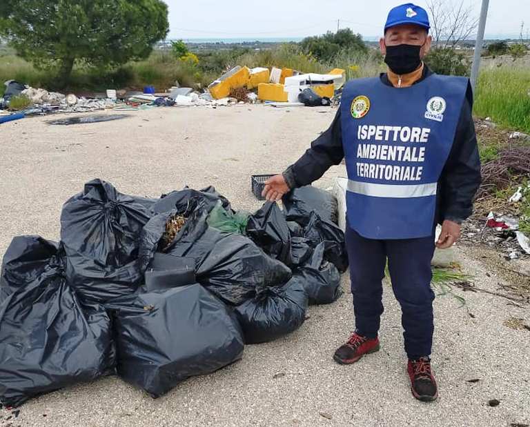 Manfredonia, scoperta ennesima discarica a cielo aperto su una strada nella zona industriale