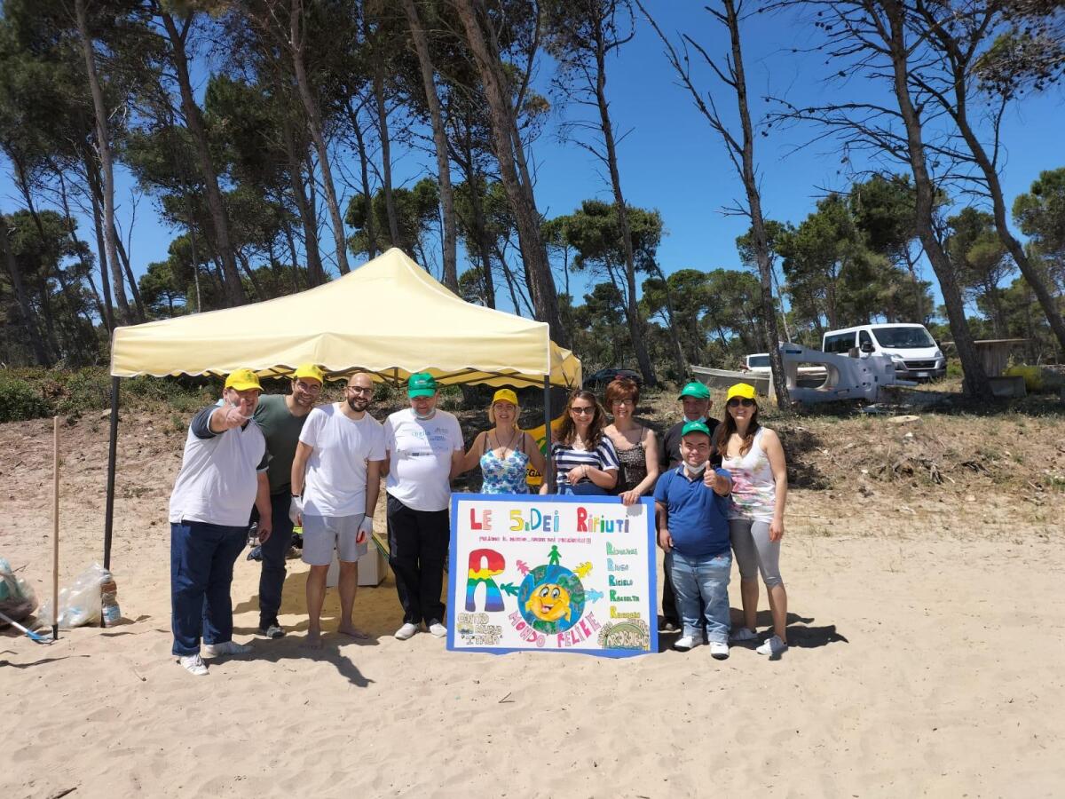 I ragazzi dei Centri Diurni della provincia di Foggia ripuliscono dai rifiuti la spiaggia di Marina di Lesina - 