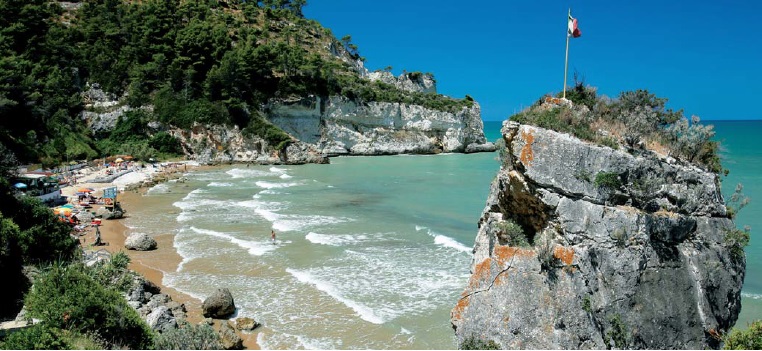 Peschici, Mare Vivo e Lega Navale "adottano" la spiaggia di baia Jalillo: sabato tutti a ripulire il litorale