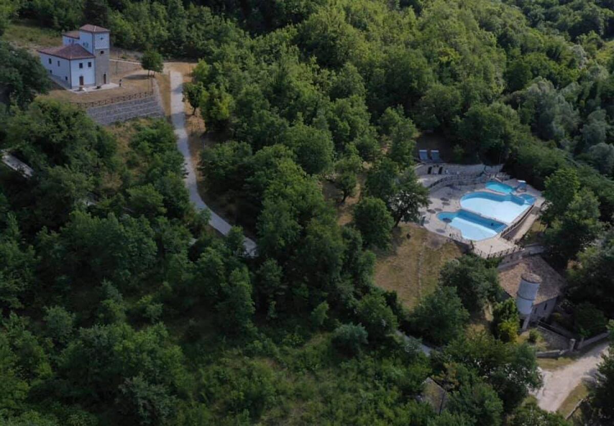 Nel cuore dei Monti Dauni un angolo di blu, è Piscina "I Mulini": una piscina nel bosco di Roseto Valfortore - 