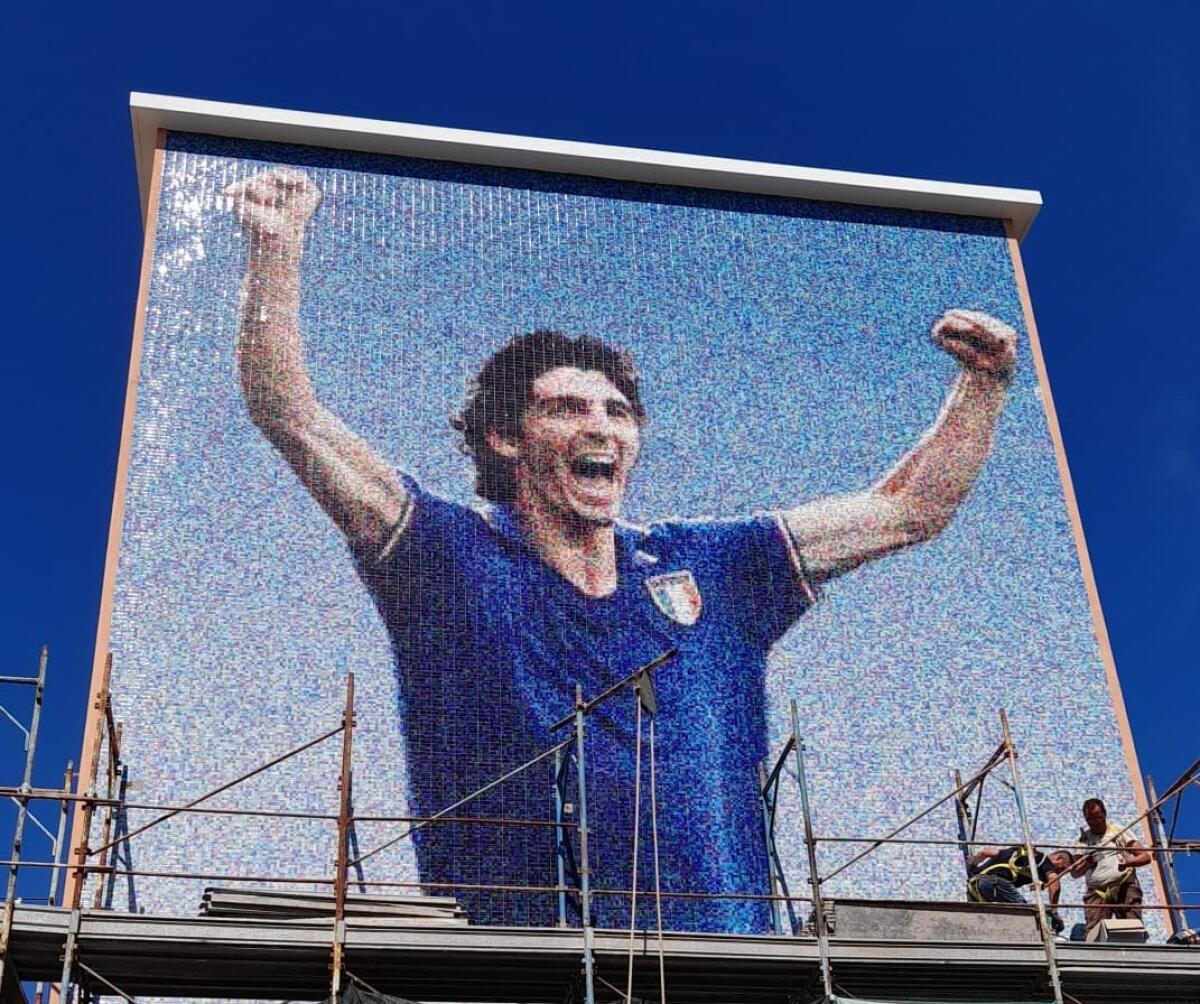 Foggia, le braccia al cielo e il sorriso di Paolo Rossi in un mosaico gigante su una palazzina - 