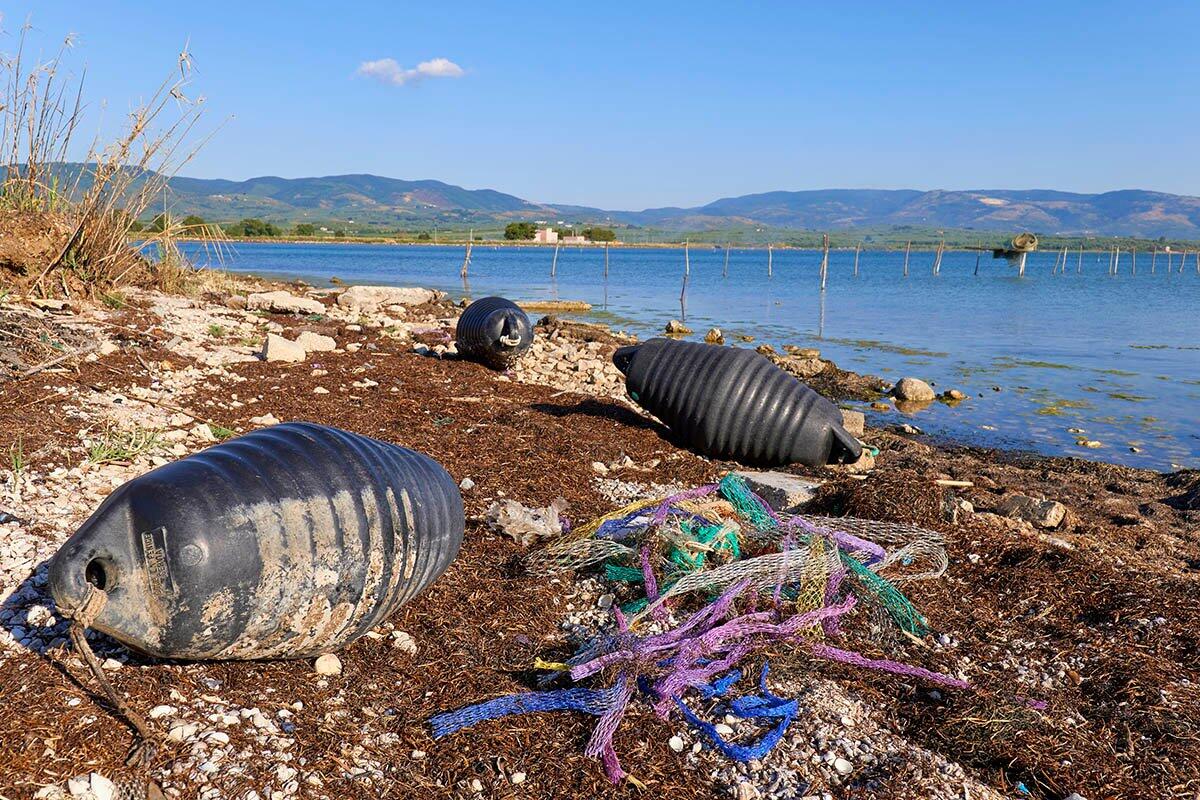 Reti tubolari per l'allevamento delle cozze e boe invadono il nord del Gargano: la denuncia di Greenpeace - Reste su argine/ Tour Greenpeace Difendiamo il mare 2021 - Credits: Greenpeace.org