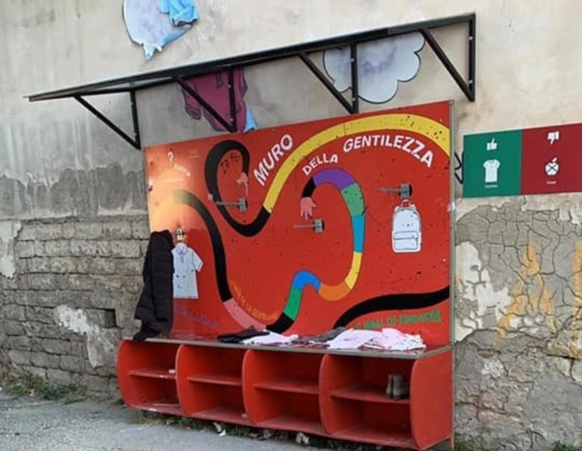 Foggia, esposto contro l'Attaccacuore, il Muro della Gentilezza nato per promuovere la generosità - 