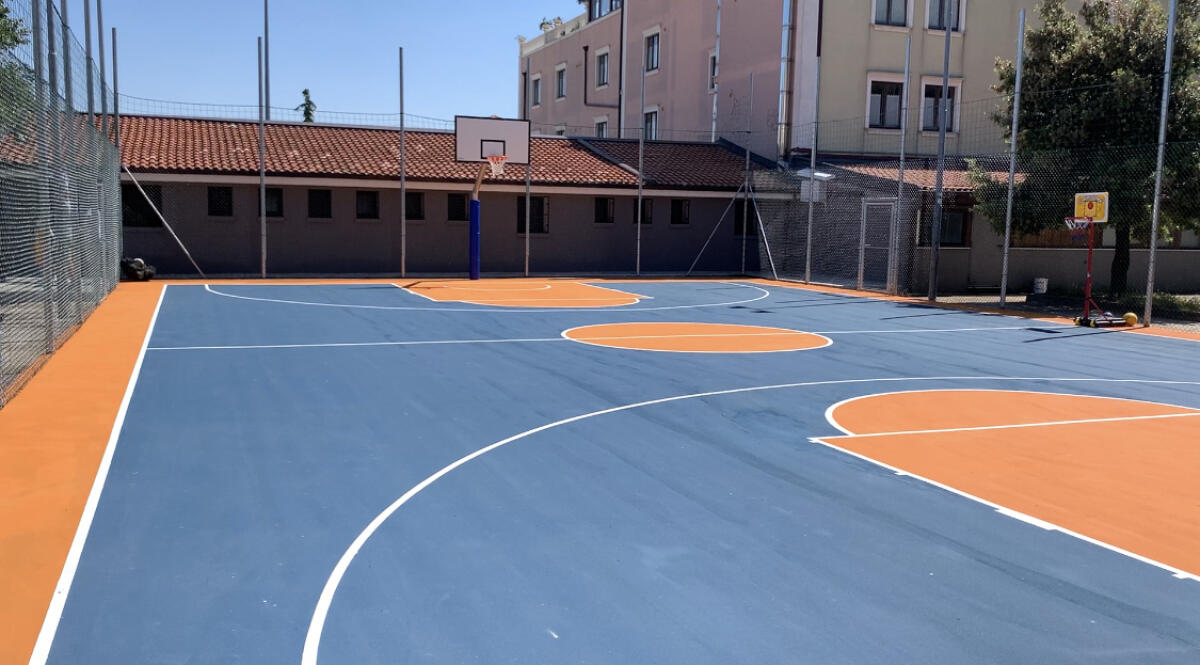 San Giovanni Rotondo, terminati i lavori di rifacimento del campo da basket di Piazza Madre Teresa di Calcutta - 