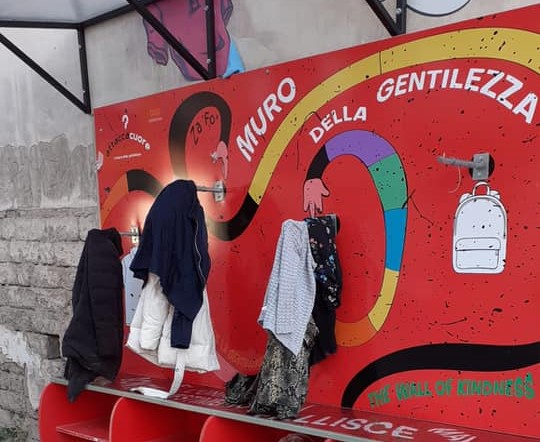 Foggia, esposto contro l'Attaccacuore, il Muro della Gentilezza nato per promuovere la generosità
