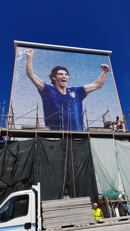 Foggia, le braccia al cielo e il sorriso di Paolo Rossi in un mosaico gigante su una palazzina