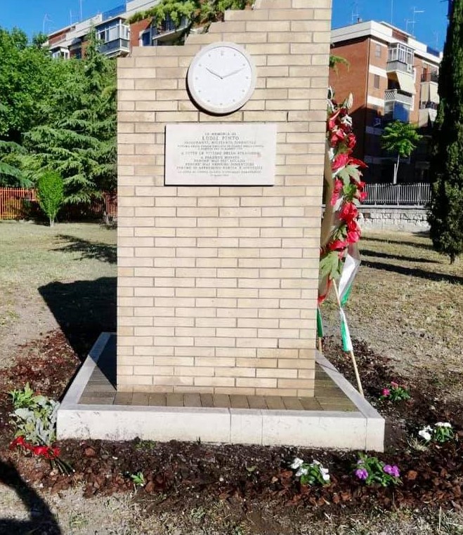 Foggia, rubate piantine collocate ai piedi della stele commemorativa dedicata a Luigi Pinto