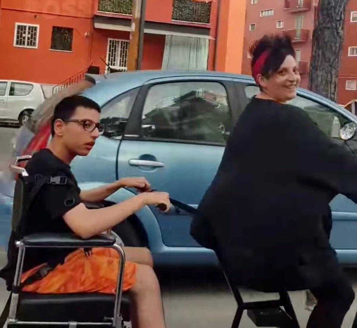 Foggia, una bicicletta speciale per mamma Filomena e Gianluca: la prima e indimenticabile volta in bici del 16enne - 