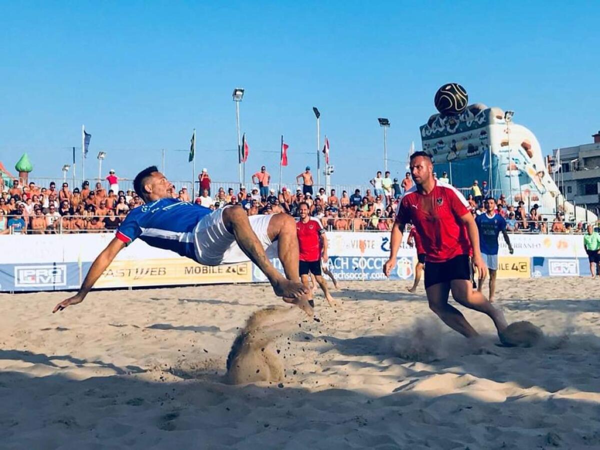 Torna il grande calcio da spiaggia: a Vieste si sfidano le nazionali di Italia, Francia, Brasile e Honduras - 