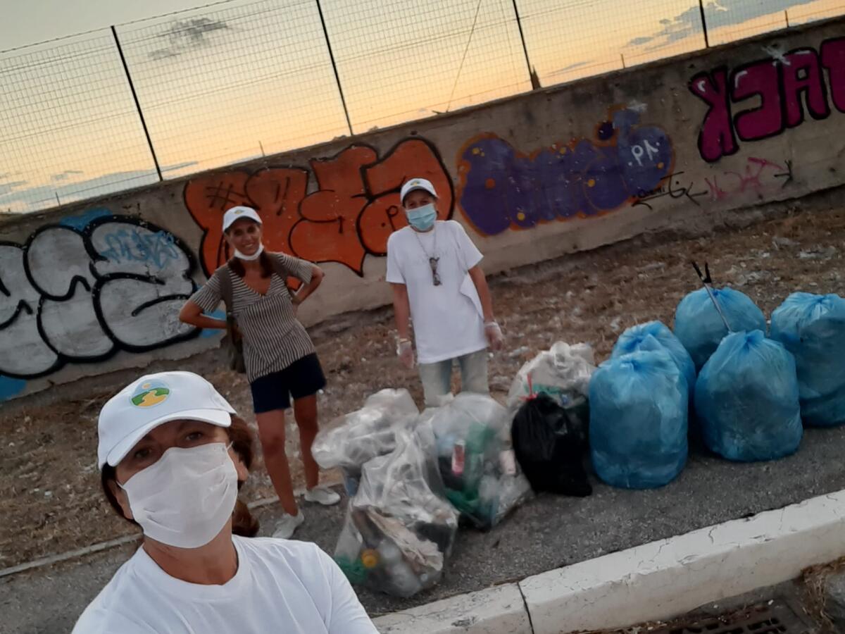 Rifiuti raccolti da tre volontarie a Foggia: "Aiutateci a rendere la città più pulita" - 