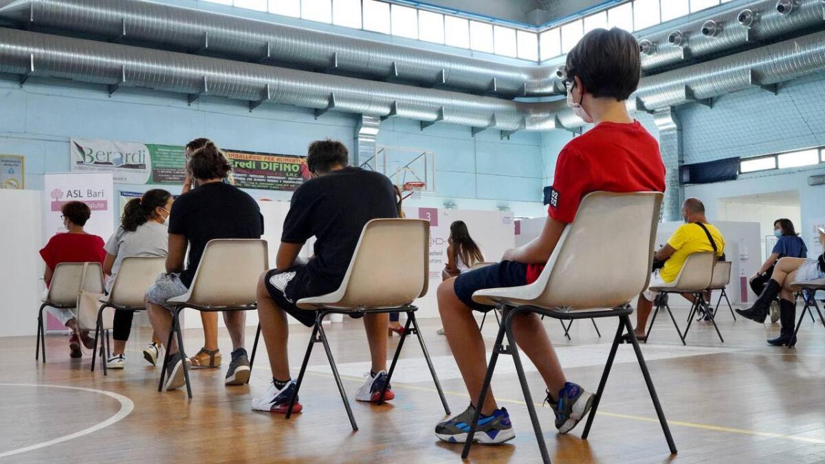 Puglia, campagna vaccinale dedicata agli studenti. Emiliano: "Orgoglioso di questi ragazzi" - 