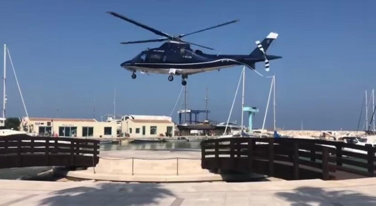 Rodi Garganico, turisti stranieri atterrano al Porto Turistico su un elitaxi - 