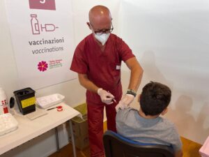 Puglia, campagna vaccinale dedicata agli studenti. Emiliano: "Orgoglioso di questi ragazzi"